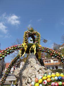 Osterkrone Brunnen Bieberbach