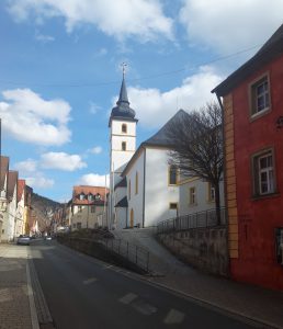 Die Innenstadt mit Stadtpfarrkirche und Scharfrichtermuseum (rechts)