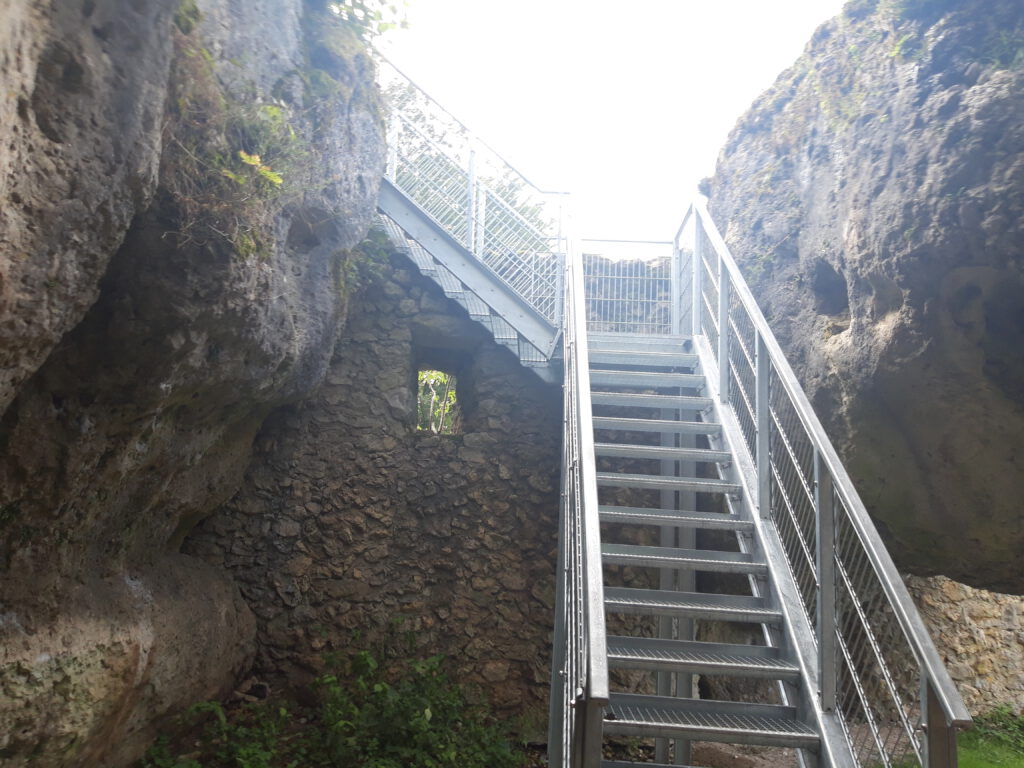 Abstieg über die Metall- und Steintreppen